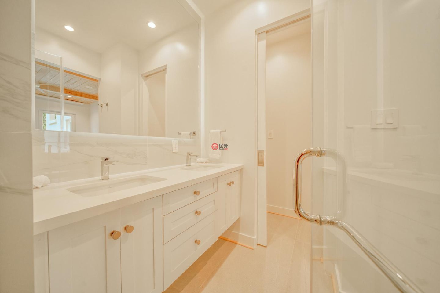 洪都拉斯海湾群岛Roatán的公寓，Oceanfront Condominium D4 Watercolors Resort 1st Floor Building D，编号76763848