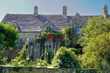 居外网在售英国4卧2卫曾经整修过的独栋别墅总占地338平方米约人民币19,163,200